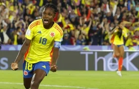Linda Caicedo celebra el segundo gol de Colombia ante Australia.