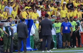 El árbitro chileno Piero Maza revisa la jugada del penalti en el VAR.