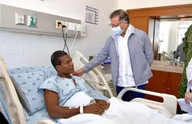 Gustavo Petro visitando a uno de los soldados heridos en el ataque del ELN.