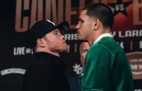 Saúl 'Canelo' Álvarez en el cara a cara con Édgar Berlanga. 