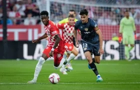 Yáser Asprilla avanza con la marca de Óscar Valentín. 