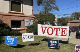 Fotografía de varios carteles de la fórmula Harris/Waltz y otros demócratas. 