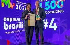Eliana Corro, Jefe de Cultura y Desarrollo Organizacional, y Alfredo De León, Gerente General de Expreso Brasilia, recibiendo el reconocimiento de Great Place to Work en Bogotá.