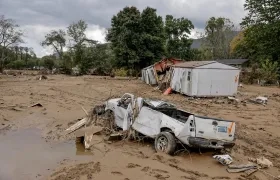 Restos de una casa móvil y un vehículo a lo largo del río Swannanoar, Carolina del Norte.