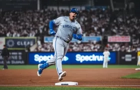 Salvador Pérez rumbo al plato tras batear jonrón en la cuarta entrada. 