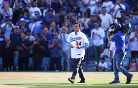 Fernando Valenzuela con el uniforme de Los Ángeles durante un homenaje en el Dodger Stadium. 