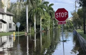 Calle inundada en Florida por Milton.