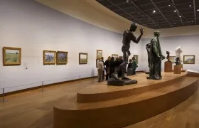 Varias personas disfrutan de la exposición.