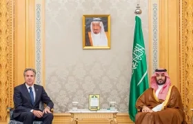El príncipe heredero saudí Mohammed bin Salman recibiendo al secretario de Estado de EE.UU., Antony Blinken, en Riad.