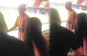 Momento en que barrista le pide la cédula a otro hincha.