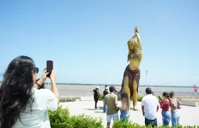 La estatua de Shakira, en el Malecón del Río