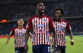 Marco Pérez celebra su gol seguido de cerca por Didier Moreno y Nicolás Zalazar. 