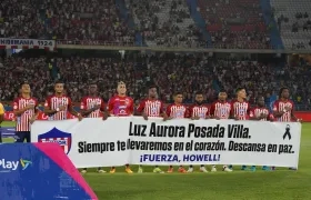 La pancarta que portaron los jugadores del Junior en homenaje a la mamá de Howell Mena. 