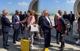 El ministro de Defensa, Iván Velásquez, y el canciller Luis Gilberto Murillo recibiendo a los connacionales.