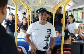 Alcalde Alejandro Char en el bus eléctrico que hará la ruta.