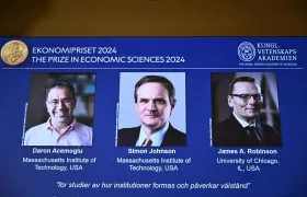 Daron Acemoglu, Simon Johnson y James Robinson.