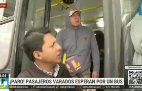 El periodista que realizaba su informe quedó atrapado en el bus, que arrancó con él. 