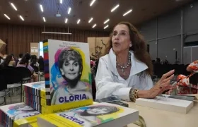 Pilar Castaño presentando su libro, homenaje a su mamá, Gloria Valencia de Castaño