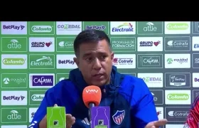 César Farías, técnico del Junior, en rueda de prensa.
