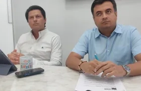 Miguel Alzate, personero de Barranquilla, y Edwar Orozco, personero de Santa Marta, este jueves en rueda de prensa en la Personería de la capital del Atlántico.