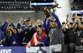 Freddie Freeman festeja con sus compañeros tras recibir el premio como Jugador Más Valioso de la Serie Mundial. 