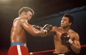 La mano derecha de Muhamad Ali entra plena en la cara de George Foreman.