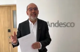 Camilo Sánchez, presidente de Andesco haciendo el anuncio.
