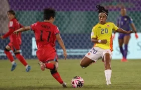 Nam Sarang, de Corea del Sur, disputa el balón con Reina Torres.