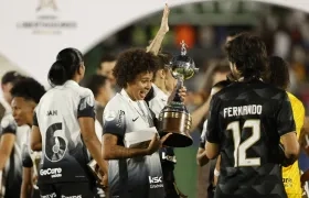 Las jugadoras del Corinthians tras recibir el trofeo de la Copa Libertadores Femenina.  