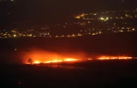 un incendio cerca de la ciudad de Kiryat Shmona como resultado de un proyectil disparado desde el sur del Líbano hacia el norte de Israel. 