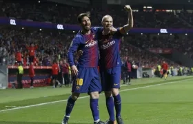 Lionel Messi y Andrés Iniesta celebrando un gol con el Barcelona.