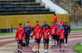 Integrantes de la selección paraguaya previo a un entrenamiento en Quito.