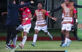Miller Bacca, autor del primer gol del Barranquilla FC, celebra con su entrenador Nelson Flórez.