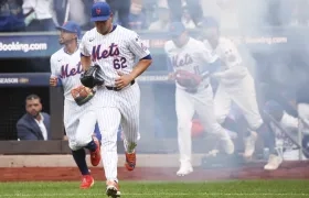 José Quintana saltando al campo para el juego contra los Filis.