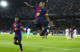 Raphinha celebra tras marar el segundo gol del Barcelona.