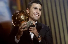 Rodri, mediocampista del Manchester United, tras recibir el Balón de Oro.