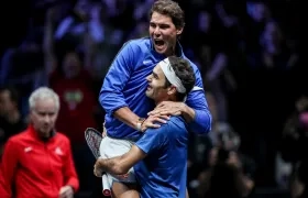 Roger Federer y Rafael Nadal tras ganar la Copa Laver, en 2017.