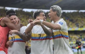 James Rodríguez, Luis Díaz y Richard Ríos, jugadores de la Selección Colombia celebrando un gol ante Chile. 