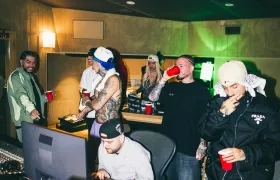 Los artistas, durante la producción de '+57'.