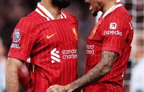 Mohamed Salah, autor del gol del triunfo del Liverpool, celebra con el colombiano Luis Díaz. 