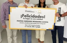 Una de las entregas de Amarilo con el Alcalde Char.