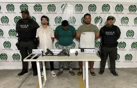 Los tres capturados por parte del Gaula de la Policía.