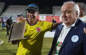 El Alcalde Alejandro Char entregó las medallas y el trofeo de campeón.