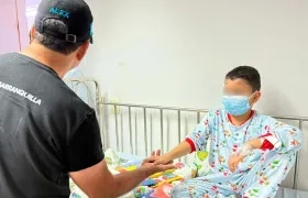 El Alcalde de Barranquilla, Alex Char, con uno de los menores heridos.