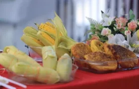 Bollo tradicional de maíz verde y arepa de maíz verde, dentro de la oferta gastronómica. 