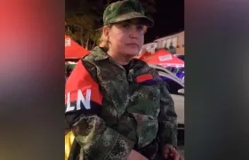 Funcionaria de la Fiscalía que decidió colocarse un disfraz de guerrillera del ELN. 