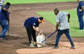 Desde el viernes por la noche se adelantan los trabajos de acondicionamiento del terreno de juego del Édgar Rentería.