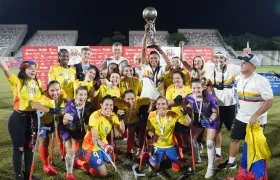​​​​Integrantes de la Selección Colombia tras recibir el trofeo. 
