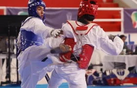 El taewondista atlanticense Elías Ahumada (azul) en su combate final contra Johan Angola.