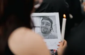 Una fanática sostiene una foto del cantante Liam Payne.